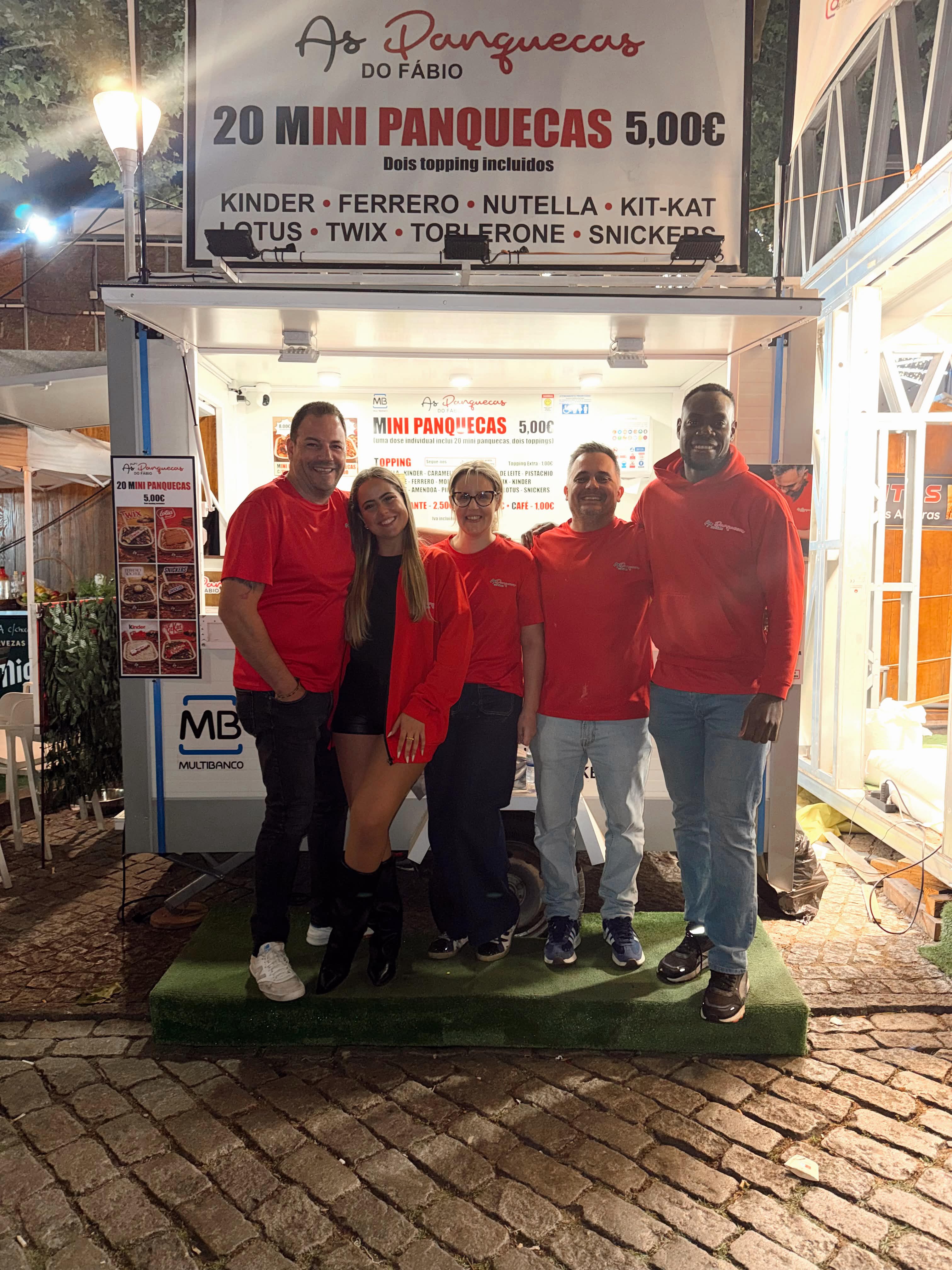 Equipa e convidados junto à roulotte