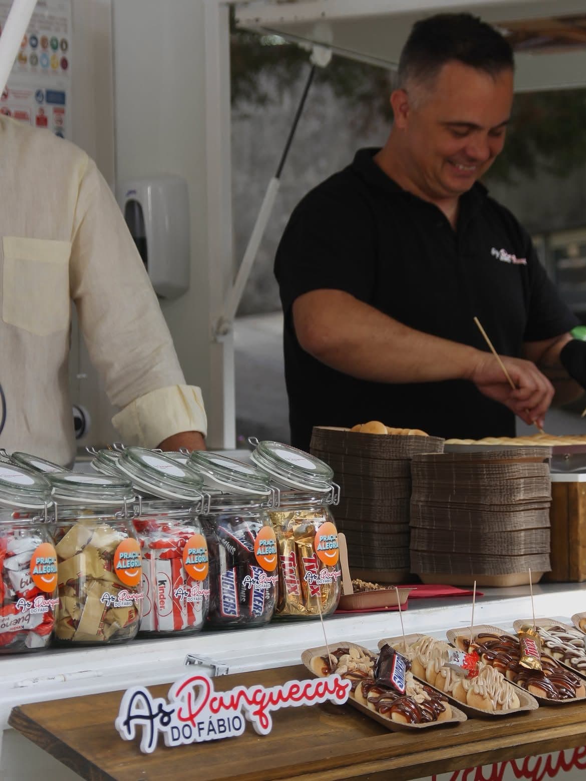 Fábio com os frascos de toppings